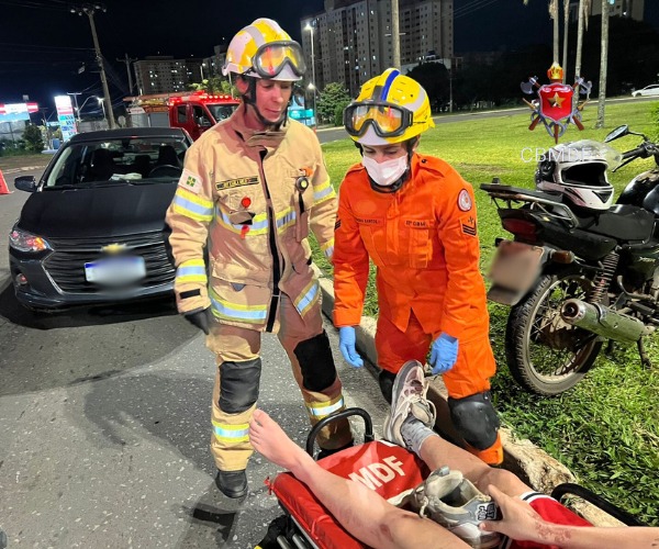 Sinistro entre carro e moto deixa motociclista ferido em Samambaia Norte