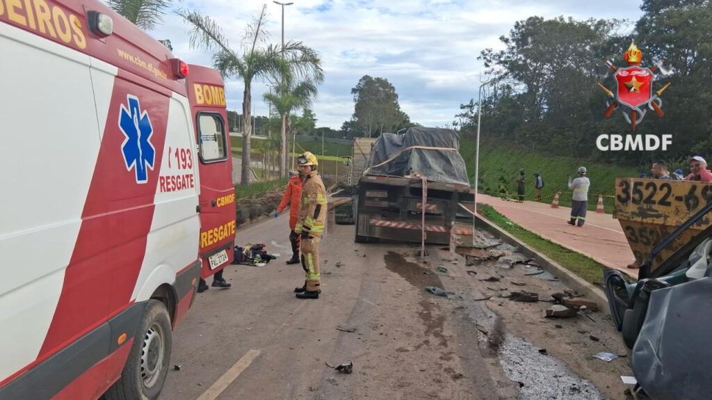 Colisão envolvendo caminhão atinge oito veículos e deixa pedestre ferido no Lago Sul