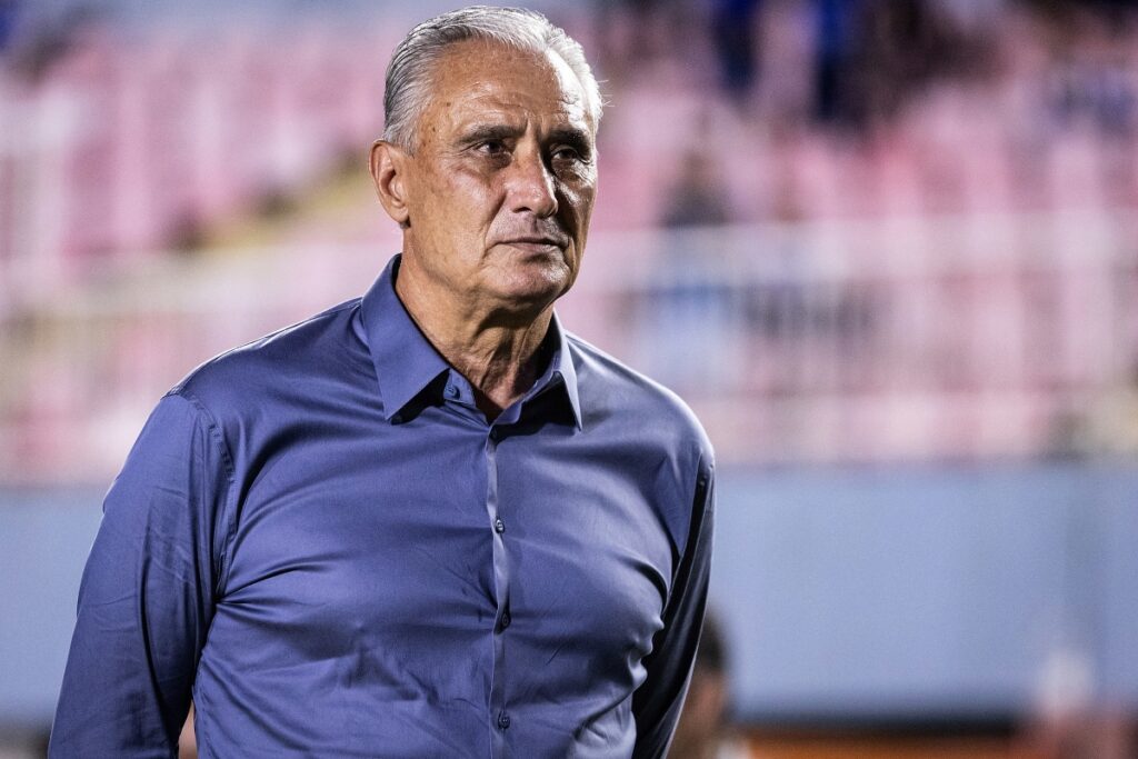 Técnico Tite, do Cruzeiro, em partida contra o Tombense no Campeonato Mineiro