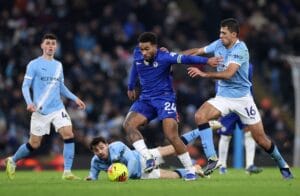 Disputa de bola em Manchester City x Chelsea pela Premier League