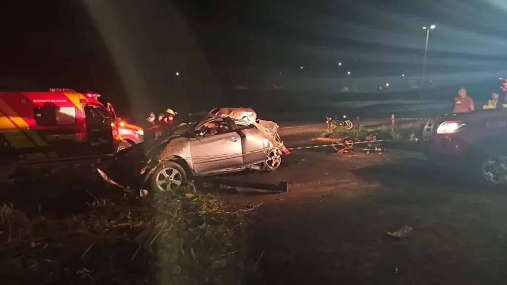 Duas pessoas morrem após carro capotar na GO-080, entre Nerópolis e Petrolina de Goiás