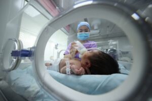 China atinge taxa de natalidade recorde negativa em 2025