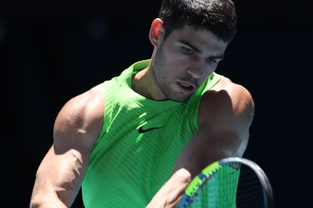 Alcaraz comemora 100º jogo em Slam com vitória tranquila