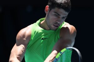 Alcaraz comemora 100º jogo em Slam com vitória tranquila