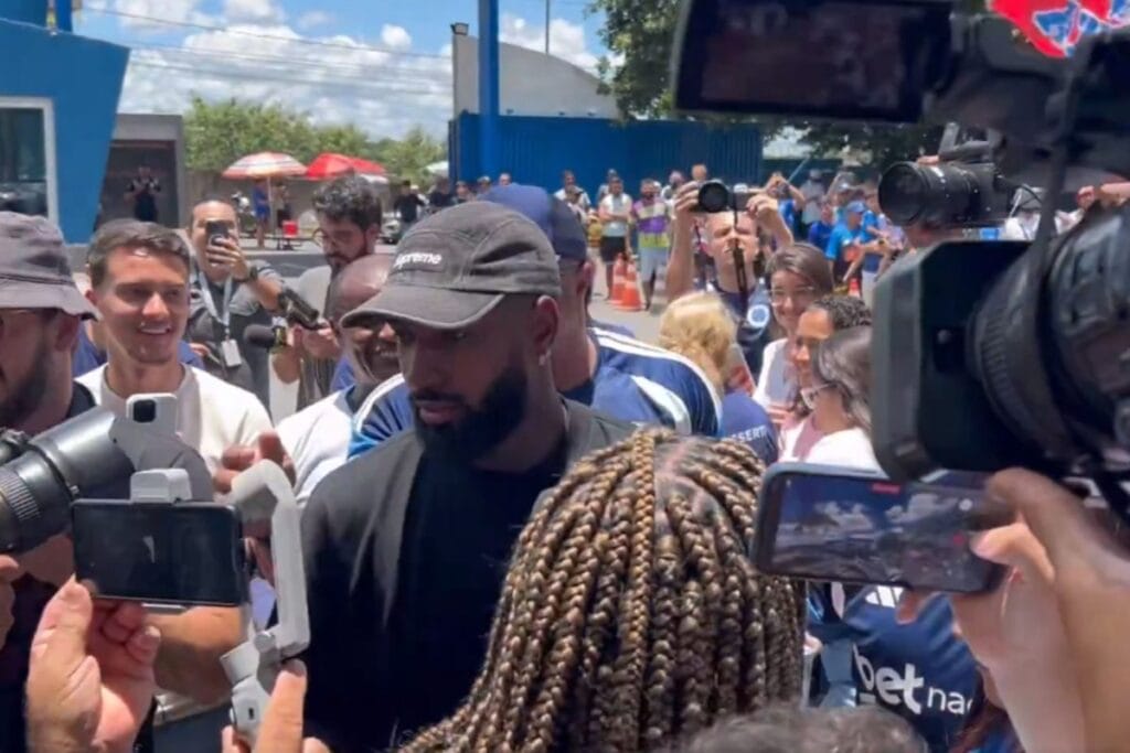 Gerson chega a Belo Horizonte para assinar contrato com Cruzeiro