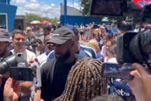 Gerson chega a Belo Horizonte para assinar contrato com Cruzeiro