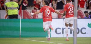 Borré faz dois, e Inter vira sobre o Grêmio pelo Campeonato Gaúcho