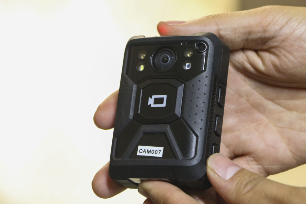 Câmera corporal flagrou PM do RJ furtando celular na megaoperação da Penha