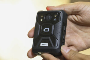 Câmera corporal flagrou PM do RJ furtando celular na megaoperação da Penha