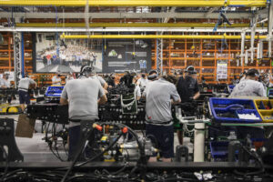 Vendas de Mercedes-Benz e Volkswagen despencam com tarifas e forte concorrência da China