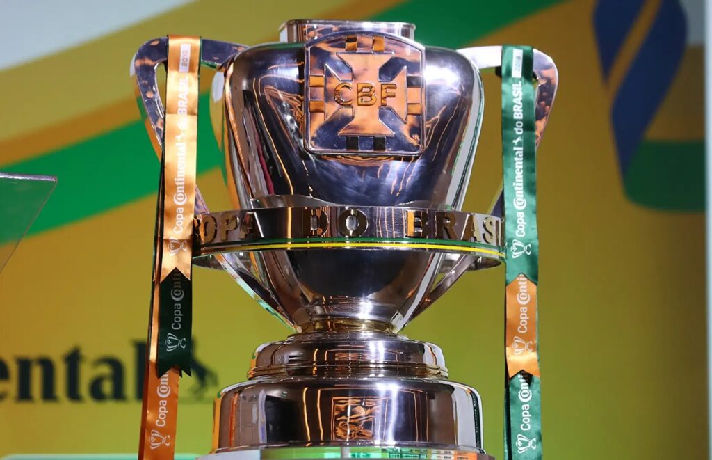 Foto colorida da Taça da Copa do Brasil - Metrópoles