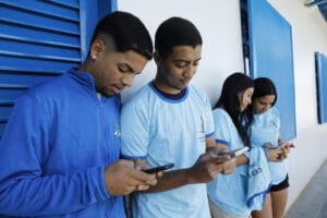 Lei anti-celular em escolas completa um ano com avanços e desafios