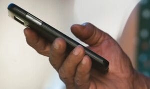 O smartphone também sofre no calor: veja como cuidar dele em dias de temperatura extrema