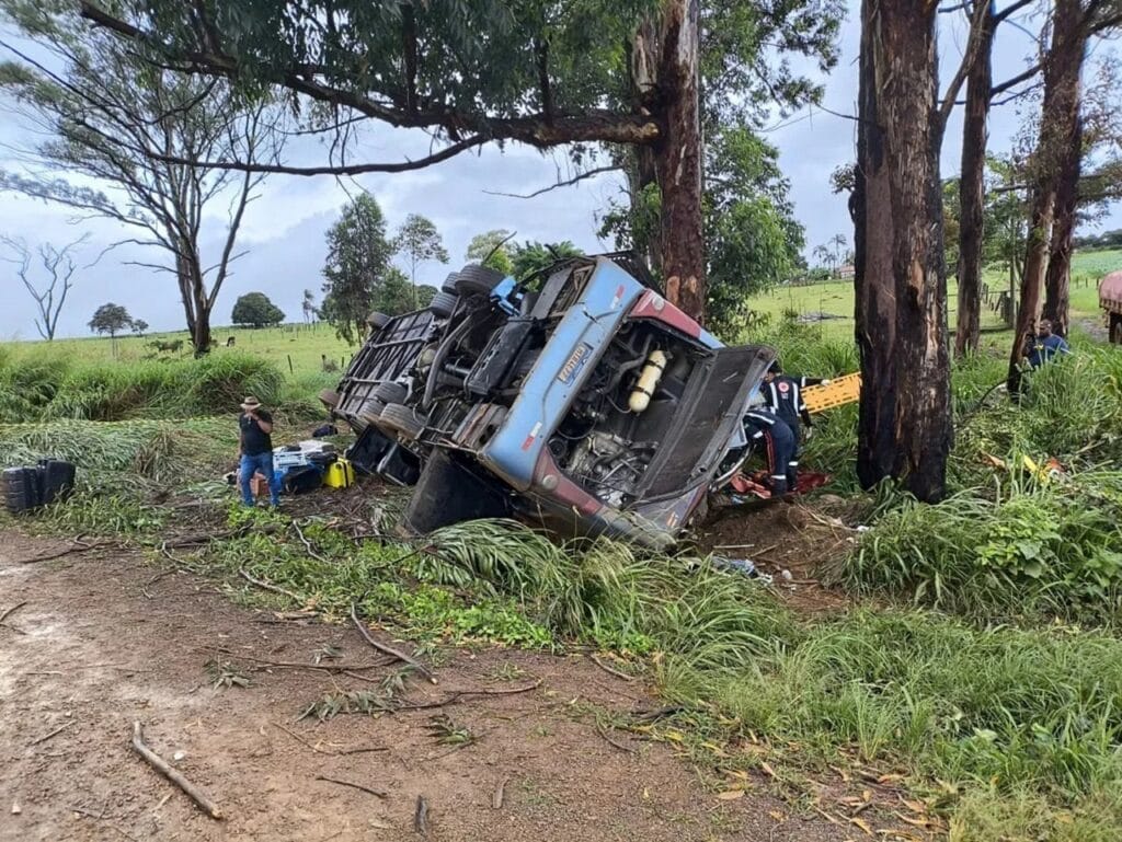 Ônibus tomba em MG, e 5 pessoas morrem após voltarem de Réveillon na Bahia