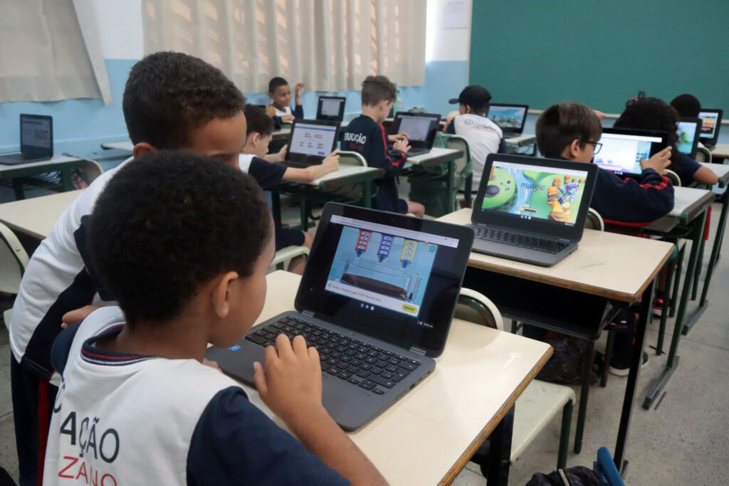 70% das escolas públicas brasileiras atingem conectividade adequada