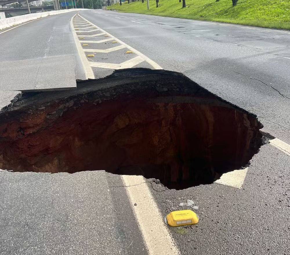 Buraco interdita pista central da marginal Tietê e provoca 50 km de congestionamento