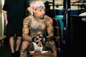 Campeão mundial de boxe tem mandado de prisão por violência doméstica