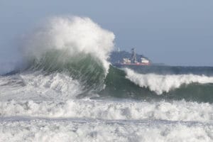 Marinha faz novo alerta de ressaca com ondas de até 3 metros entre SC e RJ
