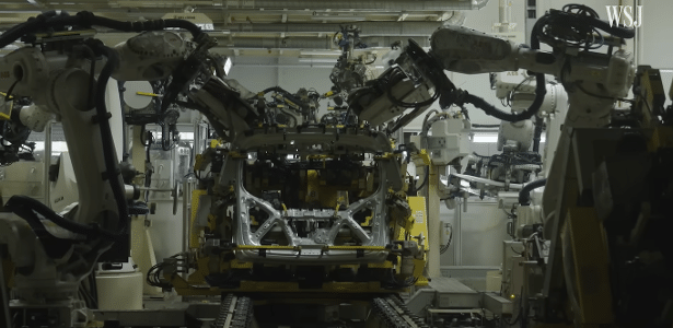robôs fazem carros na China 24 horas por dia