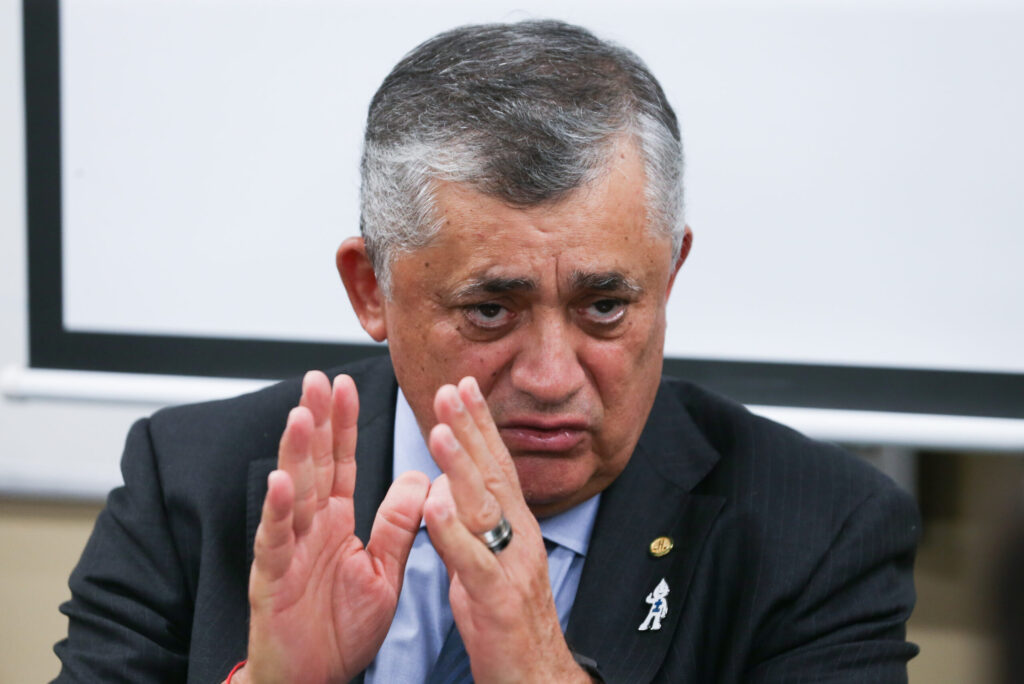 ‘Temos que melhorar a proposta do relatório’, diz José Guimarães sobre PEC da Segurança