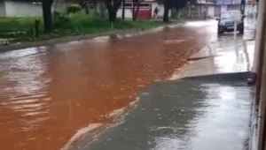 'Só de jet ski': morador reclama de alagamento no setor Goiânia Viva; vídeo