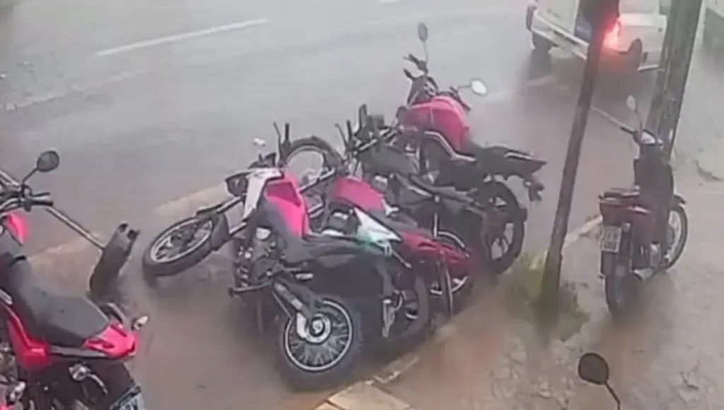 Chuva e vento forte derrubam motos em Goianésia; assista