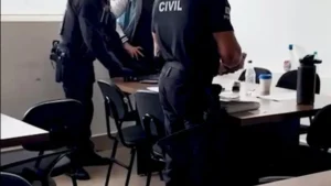 Policiais civis vasculhando documentos - (Foto: divulgação/PC)