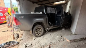 Caminhonete ficou danificada devido ao impacto - (Foto: divulgação/Corpo de Bombeiros)