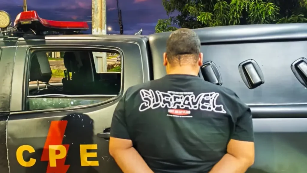 Suspeito preso por participar de linchamento na distribuidora - (Foto: Divulgação/PM)