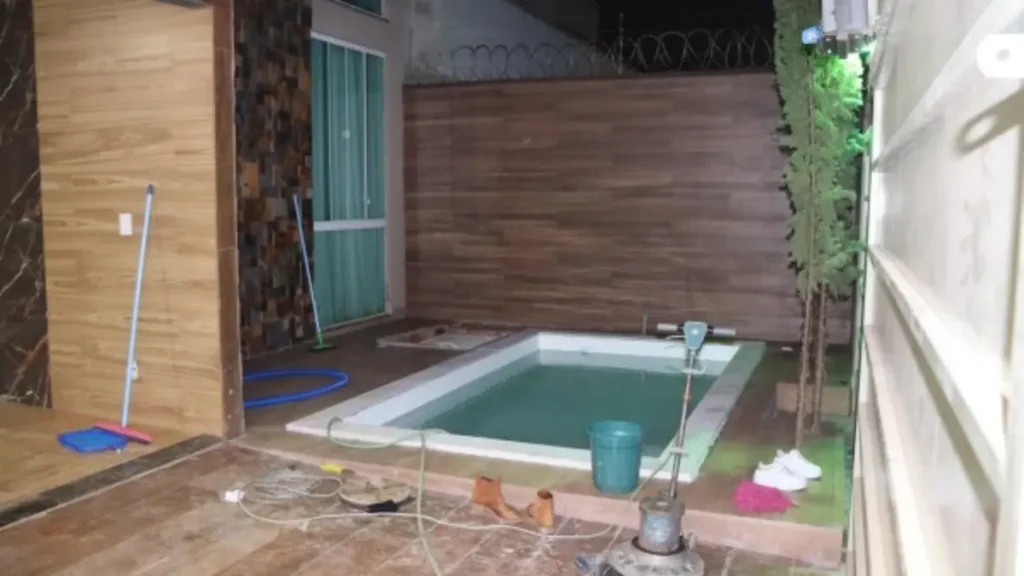 Encerador era usado na piscina no momento do choque - (Foto: reprodução/PC)