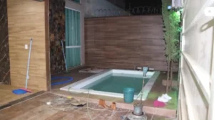 Encerador era usado na piscina no momento do choque - (Foto: reprodução/PC)