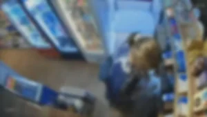 Delegada furtando mercadorias de mercado - (Foto: reprodução)