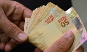 À vista ou parcelado? Especialistas dão dicas sobre a melhor forma de pagar IPTU e IPVA