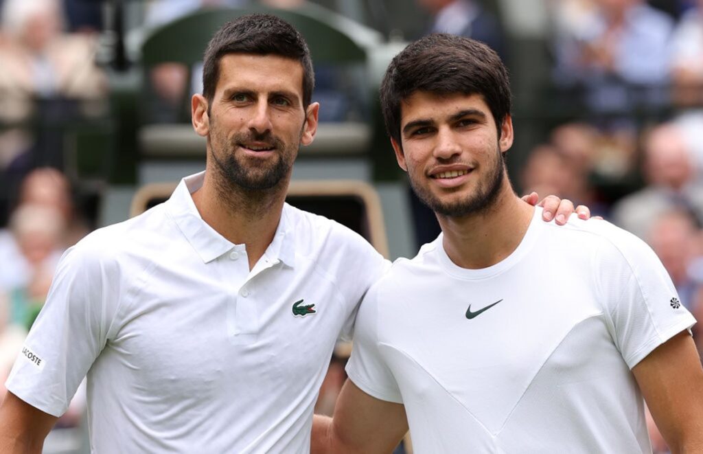 Novak Djokovic abraçado com Alcaraz - Metrópoles