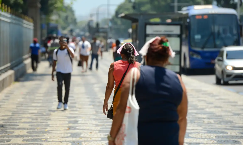Temperatura no Rio de Janeiro deve chegar a 41°C nesta segunda (12)