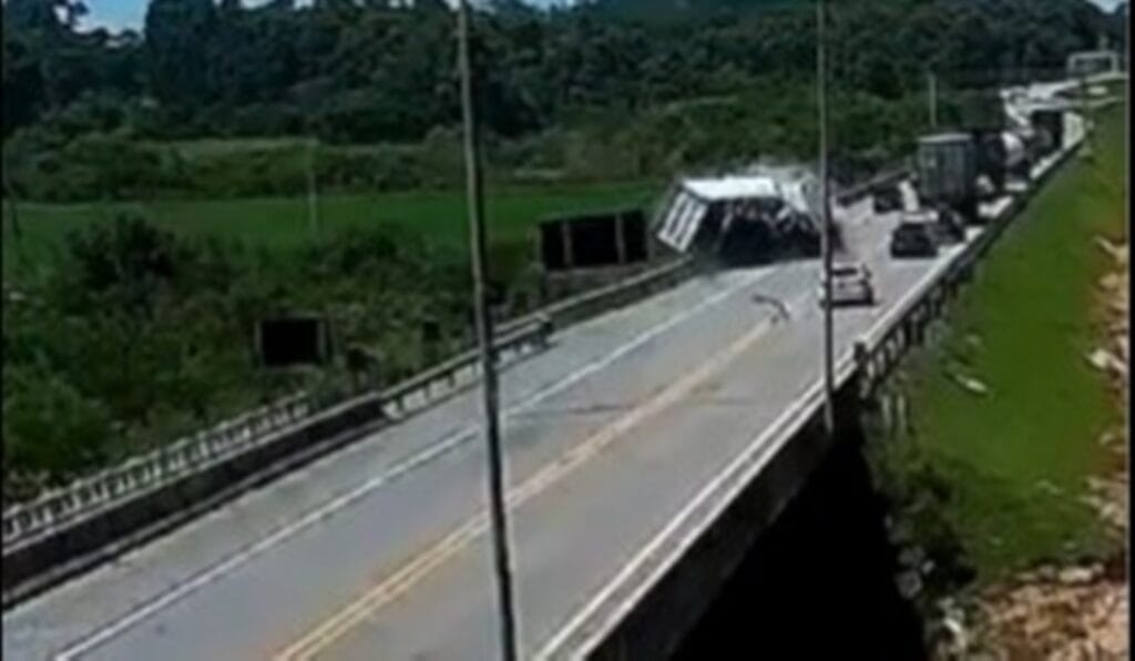Caminhoneiro estava acima da velocidade antes de colisão que matou 11 no RS, diz PRF