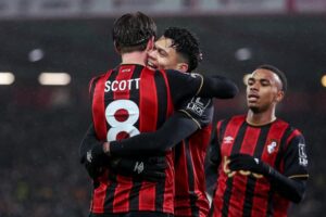 Bournemouth marca no lance final e bate Liverpool na Premier League - destaque galeria