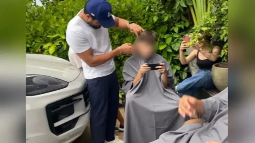 Barbearia improvisa atendimento na calçada após falta de energia