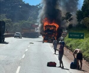 Ônibus em chamas desce rodovia Fernão Dias de ré em MG