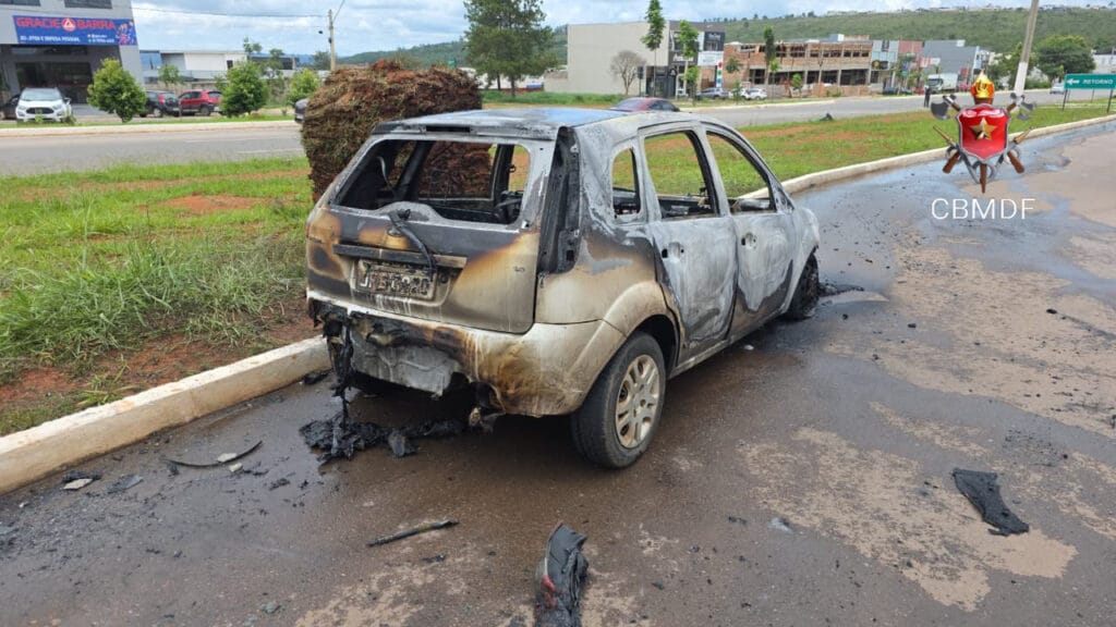 Incêndio destrói carro em condomínio de Sobradinho