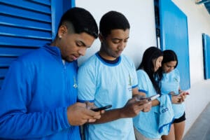 Lei anti-celular em escolas: um ano de avanços e desafios