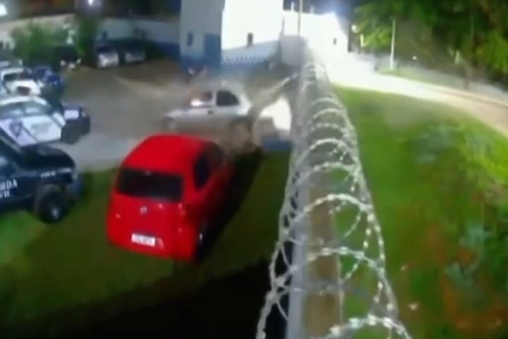 Carro invade Guarda Municipal no Entorno