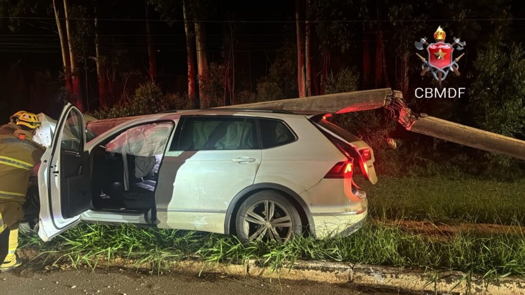 Carro colide com poste na DF-180 e motorista é hospitalizada