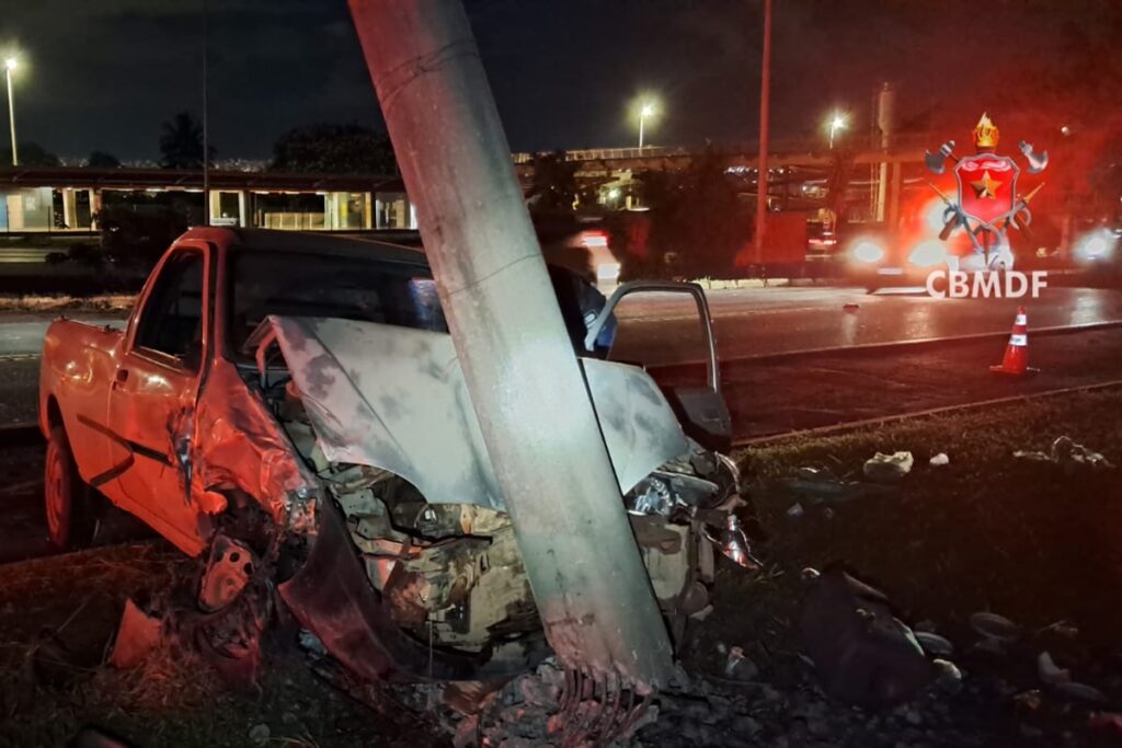 Motorista foge após colisão com dois carros e poste no DF