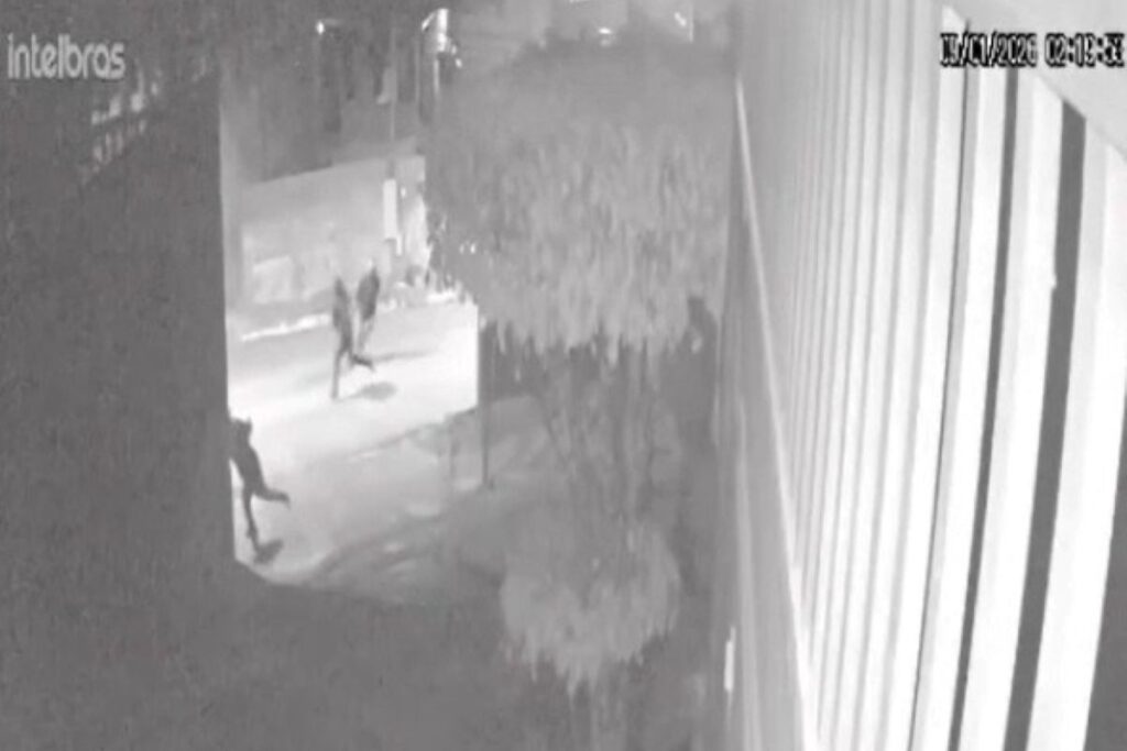 Ladrões roubam idosos em condomínio de luxo em Alphaville