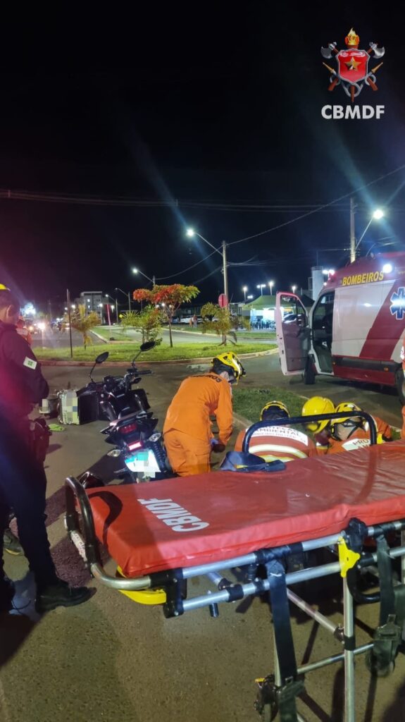 Colisão entre moto e bicicleta deixa feridos no DF