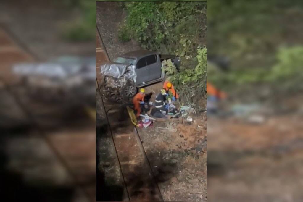 Caminhonete cai em linha de trem após acidente em ponte