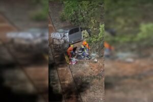 Caminhonete cai em linha de trem após acidente em ponte