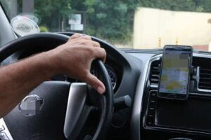 Uber é condenada a indenizar passageiro por fone perdido em carro
