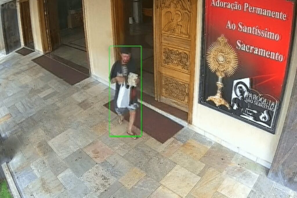 Casal preso por furto de imagem religiosa